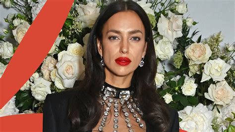 Irina Shayk Poses for a Nearly Naked Mirror Selfie During Paris。